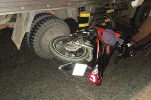 Xe máy bị kéo lê khi vào đường cấm ở quận Bình Tân