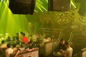 Quận 1: Kiểm tra quán bar, khách nháo nhào vứt 'kẹo' tung tóe 