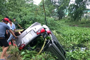 Tập lái ô tô tông chết người đang làm vườn ở Hóc Môn