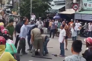 Nố súng trấn áp nhóm cướp cầm hung khí tấn công cảnh sát