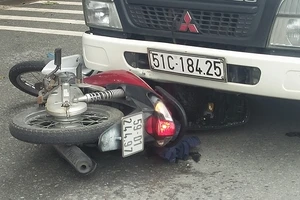 Lao thẳng vào xe tải, người đàn ông lọt gầm tử vong