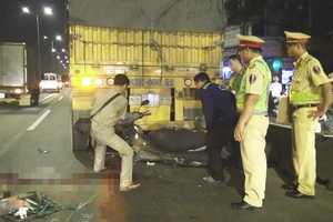 Chạy xe trong làn ô tô, tông thẳng vào đuôi xe đầu kéo