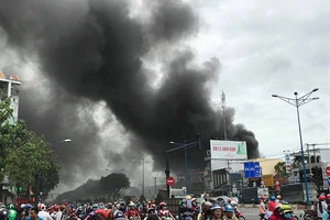 Cửa ngõ Tây Bắc TP.HCM mù khói trong vụ cháy xưởng gỗ
