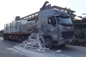 Bình Chánh: Xe đầu kéo thắng gấp, cả tấn đá dồn lên cabin