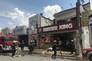 Cháy dữ dội ở Burger King, nhiều người hoảng loạn tháo chạy
