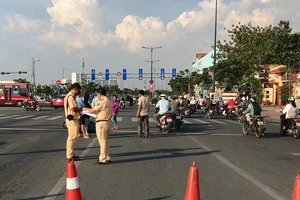 Lùi cán 3 xe máy, ô tô tiếp tục tông người truy đuổi