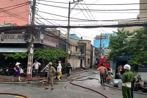 Cháy dữ dội ở 2 cơ sở sản xuất vào cùng buổi chiều ở TP.HCM