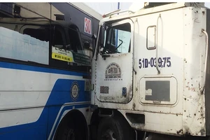 Xe buýt bị xe container tông trên xa lộ Hà Nội 