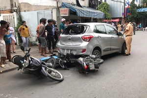  Xế hộp lùi như 'đua', lùa nhiều máy vào gầm ở quận 8