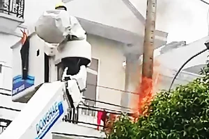 Cháy trụ điện gần sân bay Tân Sơn Nhất, cả quán ăn tháo chạy