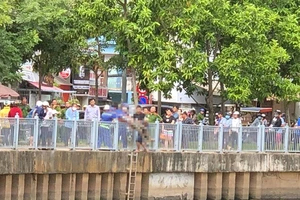 Thi thể người đàn ông nổi gần cầu Kiệu