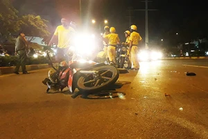 Clip: CSGT bị tông và kéo lê khi bắt xe trên làn ô tô