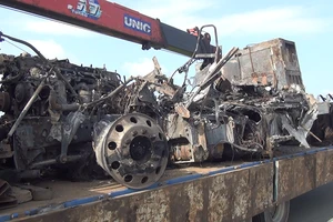 Ô tô khách tông container bị cháy trên cao tốc