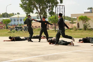 Hàng trăm cảnh sát giải cứu con tin trong tình huống giả định