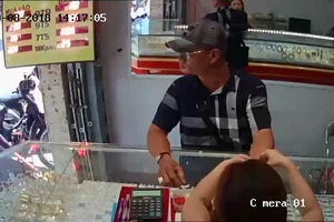 Mang USD đến tiệm vàng ở TP.HCM vờ mua rồi giật chạy 