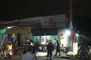 Người đàn ông nghi ngáo đá, khỏa thân leo nóc nhà