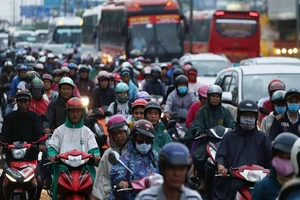 Mưa to, người dân vất vả trở lại TP.HCM sau lễ 2-9