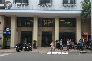 Người đàn ông quốc tịch Úc nghi nhảy lầu ở khu phố Tây