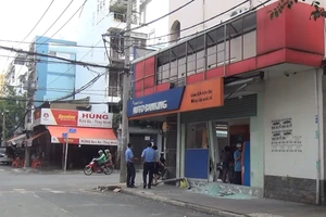 Ô tô tông sập cửa kính ngân hàng rồi tháo chạy ở Tân Phú