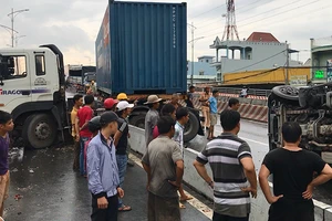 Xe container va chạm xe tải ở dốc cầu vượt Gò Mây