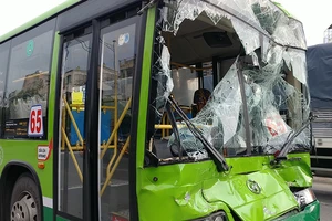 Tông ô tô liên hoàn ở An Sương, khách xe buýt hoảng loạn