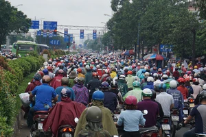 Đường kẹt cứng, đi từ An Sương đến Cộng Hòa mất hàng chục phút