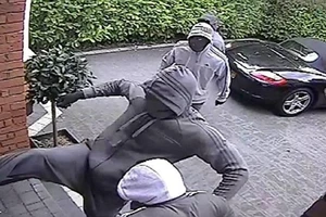 Bịt mặt đi cướp cửa hàng ở quận 2 bị dân vây bắt