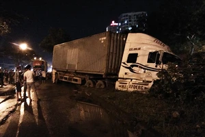 2 xe container cùng lao xuống mương nước ở quận 7