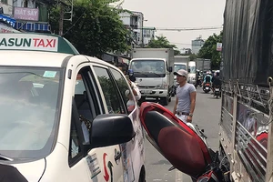 Va chạm với 2 ô tô, 3 nam sinh nhập viện