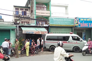 Người đàn ông chết bất thường trong nhà vệ sinh quán cà phê