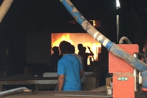 Cháy dữ dội xưởng keo và xưởng gỗ tại Bình Tân