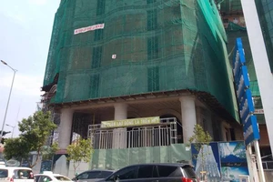 Nam công nhân rơi từ tầng 17 tòa nhà quận 3 xuống