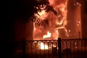 Trăm cảnh sát dập lửa nhiều giờ ở quán bar trung tâm TP