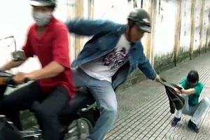 Nhóm thanh niên liên tiếp cướp giật trên xa lộ Hà Nội