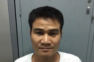 Bắt kẻ tạt sơn, mắm tôm để đòi nợ ở quận 1, TP.HCM