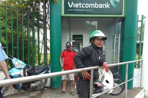 Cảnh giác: Xát ớt vào mắt người rút tiền tại trụ ATM để cướp