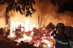 Cháy dữ dội cạnh trường SOS Gò Vấp nhiều người hoảng loạn