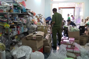 Bắt giữ hàng trăm lọ nước hoa, mỹ phẩm giả ở Tân Phú
