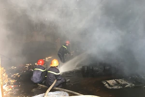 Hỏa hoạn dữ dội ở chành xe tại Hóc Môn