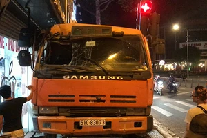 Mất thắng tại chốt đèn đỏ, xe tải lao vào nhà dân ở Gò Vấp