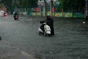 Mưa lớn, hàng loạt tuyến đường ở TP.HCM thành biển nước