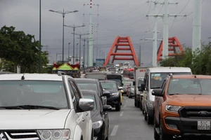 Giao thông kẹt cứng, hỗn loạn khu vực Bến xe Miền Đông