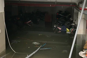 Bình Thạnh: Xe máy, ô tô ngập chìm trong hầm để xe 