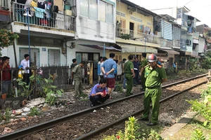 Người đàn ông bị tàu hỏa tông văng khi chui qua rào chắn