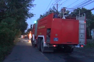 Người dân phá cửa, ôm bình ga chạy khỏi căn nhà tôn bị cháy