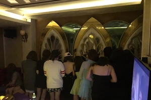 Hàng chục nữ tiếp viên bỏ chạy khi bất ngờ bị kiểm tra