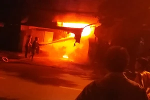 Lửa vây công nhân đang ngủ ở Bình Tân, 1 người chết ngạt