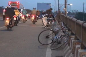 Va chạm xe đạp, xe máy trên cầu Bình Điền, 3 người bị thương