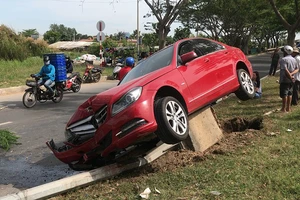 Xe 4 chỗ tông gục trụ đèn ở Bình Chánh, nữ tài xế mặt tái mét 