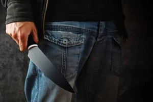 Cự cãi trong lúc nhậu, thanh niên bị đâm vào cổ tử vong